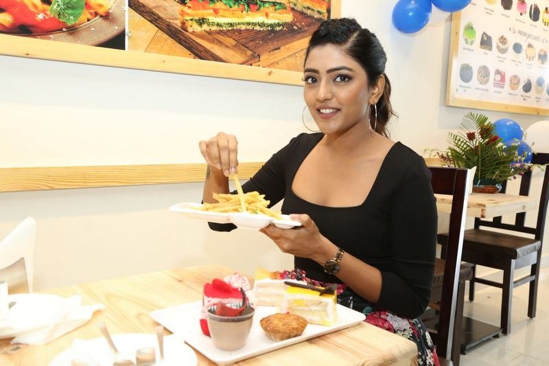 Eesha-Rebba-Launched-Cafe-Chef-Bakers-08