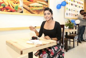 Eesha-Rebba-Launched-Cafe-Chef-Bakers-07