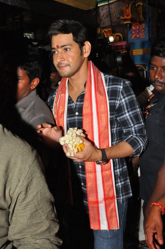 Mahesh-Babu-At-Vijayawada-Durgamma-Temple-06