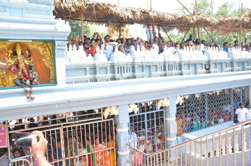 Mahesh-Babu-At-Vijayawada-Durgamma-Temple-03