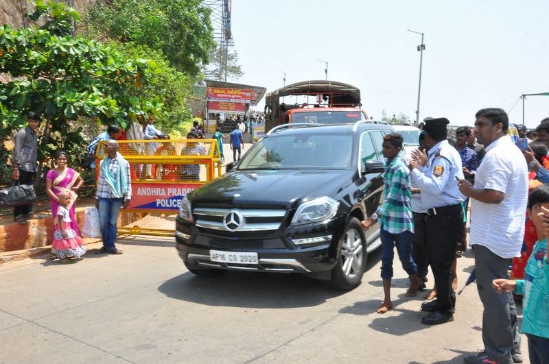 Mahesh-Babu-At-Vijayawada-Durgamma-Temple-05