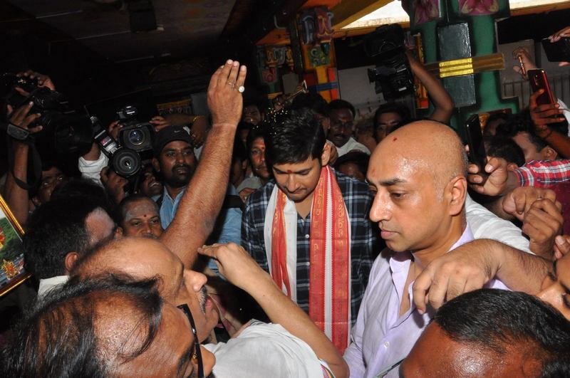 Mahesh-Babu-At-Vijayawada-Durgamma-Temple-07