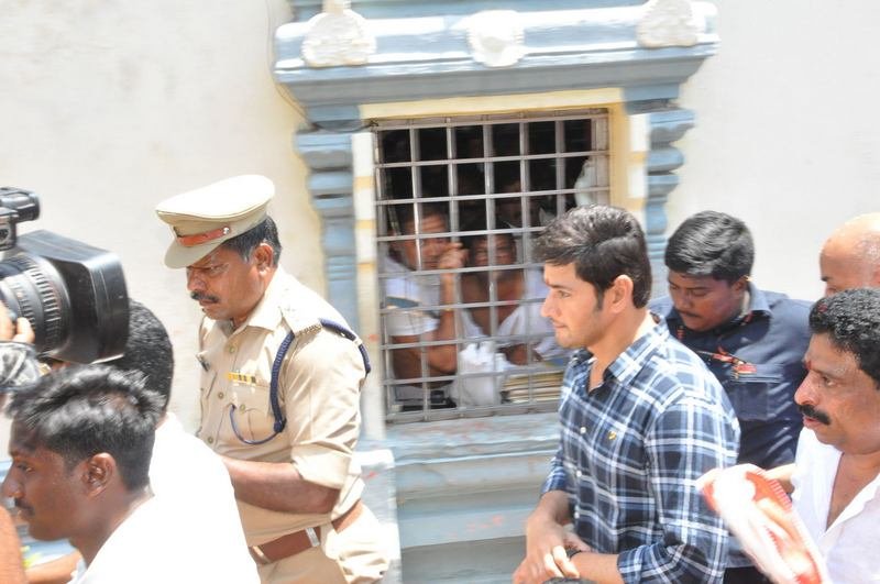 Mahesh-Babu-At-Vijayawada-Durgamma-Temple-08