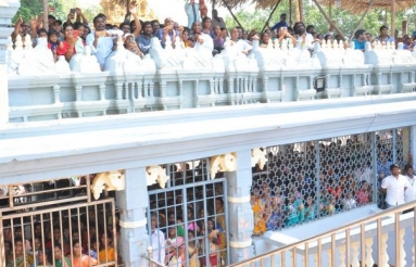 Mahesh-Babu-At-Vijayawada-Durgamma-Temple-03