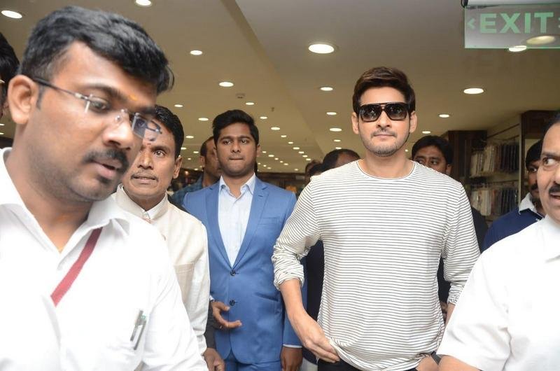 Mahesh-Babu-Launches-The-Chennai-Silks-At-Kukatpally-01