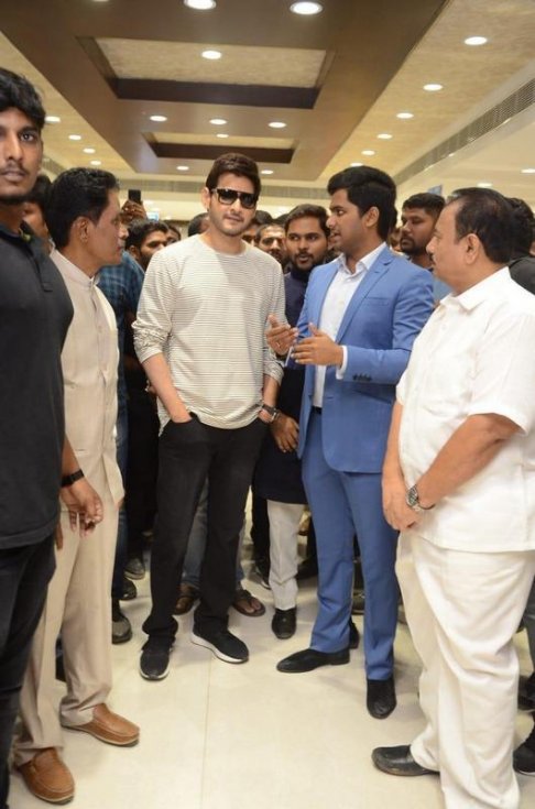 Mahesh-Babu-Launches-The-Chennai-Silks-At-Kukatpally-02