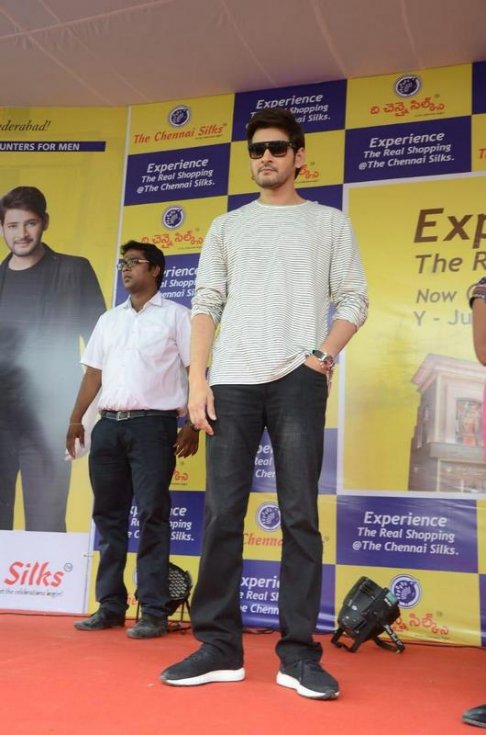 Mahesh-Babu-Launches-The-Chennai-Silks-At-Kukatpally-03