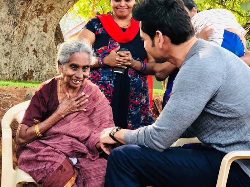 Mahesh Babu Meets 106 Year Old Fan