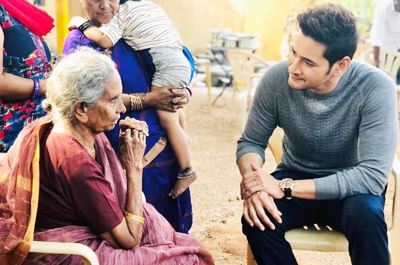 Mahesh-Babu-Meets-106-Year-Old-Fan-01