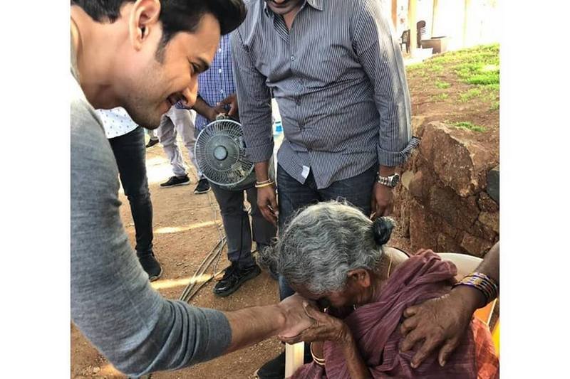 Mahesh-Babu-Meets-106-Year-Old-Fan-03