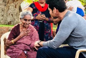 Mahesh-Babu-Meets-106-Year-Old-Fan-02
