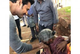 Mahesh-Babu-Meets-106-Year-Old-Fan-03