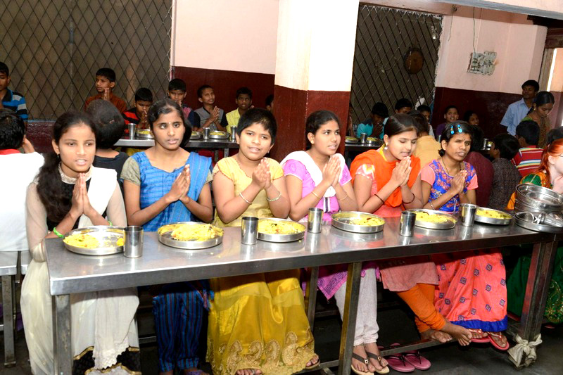 Mahesh Babu Namrata Offers Lunch on Anniversary