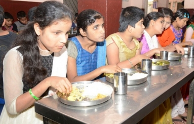 Mahesh-Babu-Namrata-Offers-Lunch-on-Anniversary-01
