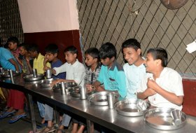 Mahesh-Babu-Namrata-Offers-Lunch-on-Anniversary-02