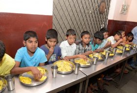 Mahesh-Babu-Namrata-Offers-Lunch-on-Anniversary-03
