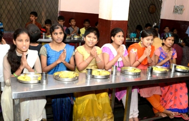 Mahesh-Babu-Namrata-Offers-Lunch-on-Anniversary-08