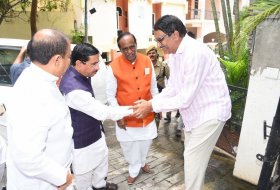 Minister-Pralhad-Joshi-Meets-Ashwini-Dutt-03
