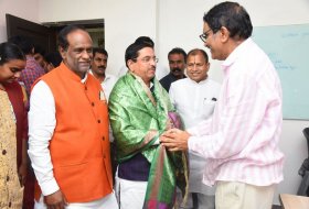 Minister-Pralhad-Joshi-Meets-Ashwini-Dutt-05