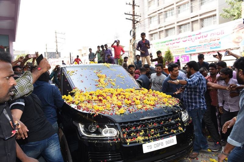 Mr-Majnu-Team-At-Sailaja-Theatre-Vijayawada-05