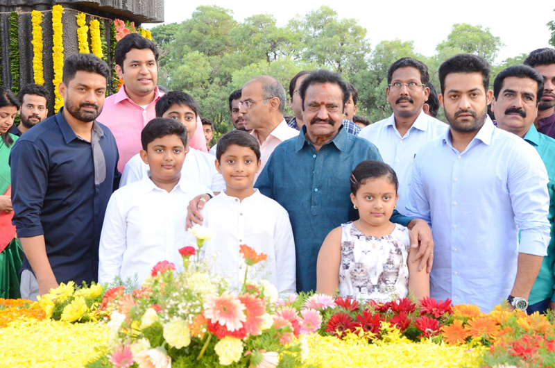 NTR-Family-Members-Pay-Tribute-at-NTR-Ghat-01