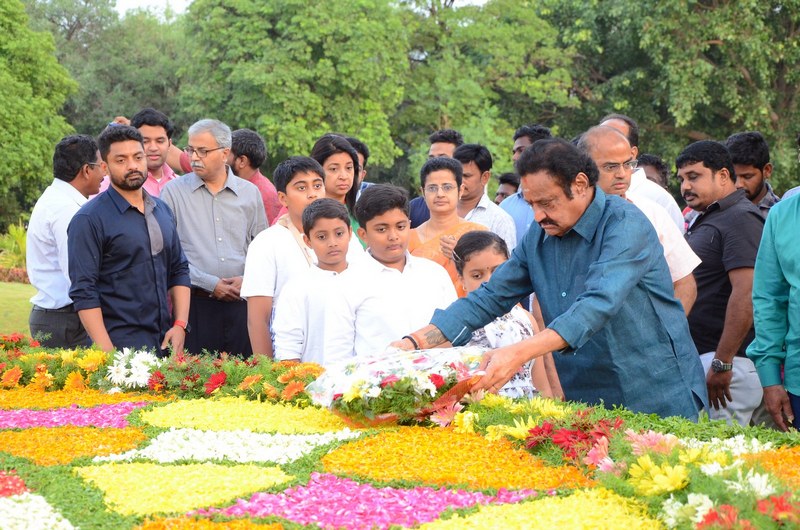 NTR-Family-Members-Pay-Tribute-at-NTR-Ghat-02