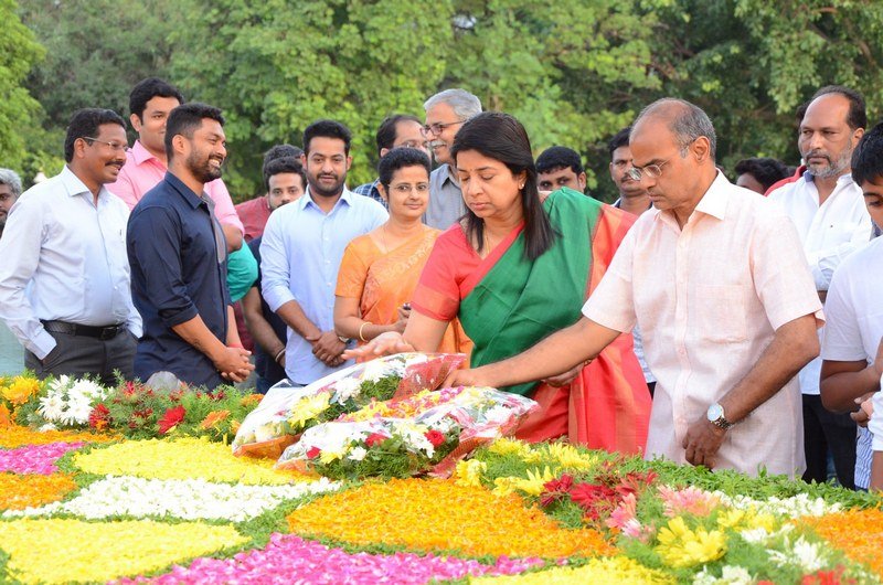 NTR-Family-Members-Pay-Tribute-at-NTR-Ghat-03