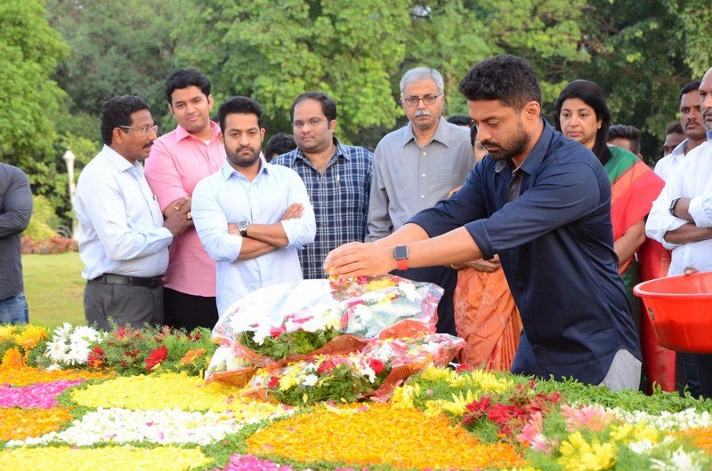 NTR-Family-Members-Pay-Tribute-at-NTR-Ghat-04