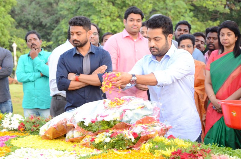 NTR-Family-Members-Pay-Tribute-at-NTR-Ghat-10