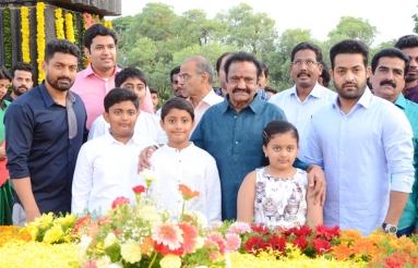 NTR-Family-Members-Pay-Tribute-at-NTR-Ghat-01