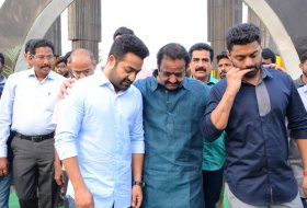 NTR-Family-Members-Pay-Tribute-at-NTR-Ghat-07