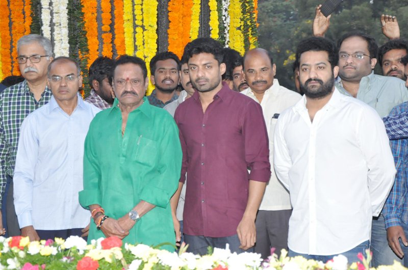 Nandamuri-Family-at-NTR-Ghat-01