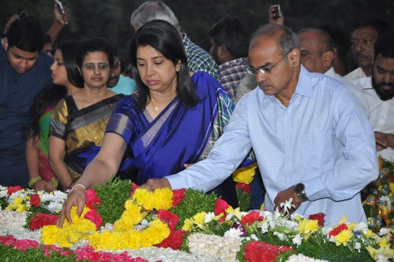 Nandamuri-Family-at-NTR-Ghat-04