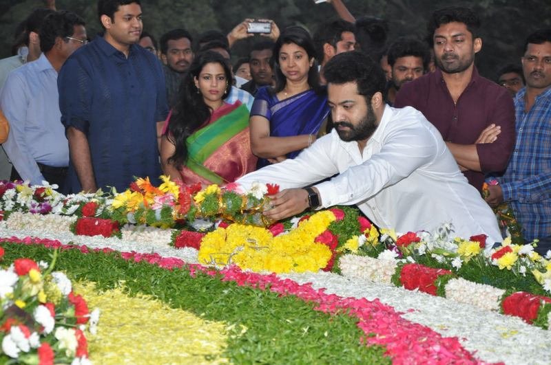 Nandamuri-Family-at-NTR-Ghat-06