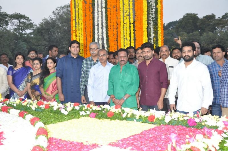 Nandamuri-Family-at-NTR-Ghat-07