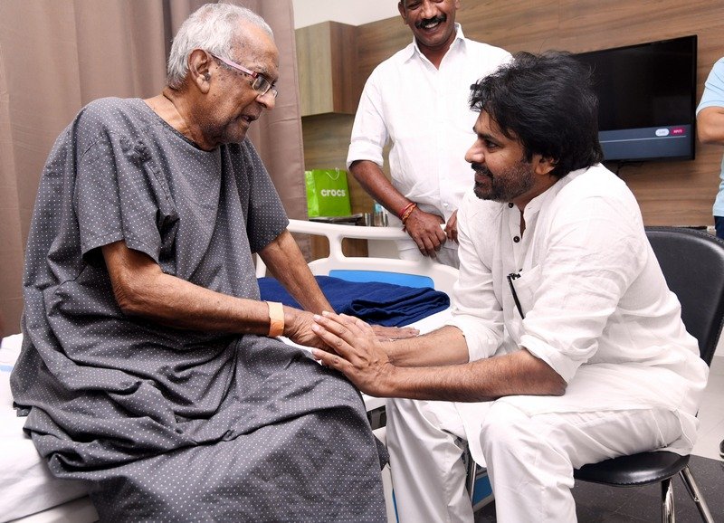 Pawan-Kalyan-Met-Sri-HariRama-Jogaiah-05