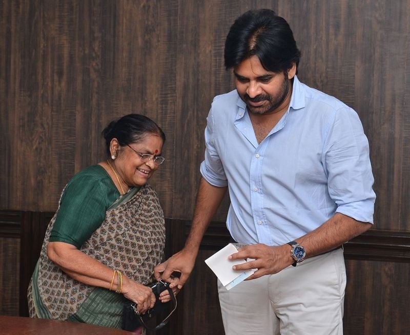 Pawan-Kalyan-Mother-Donates-Fund-For-Janasena-02
