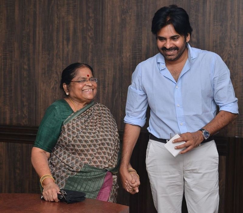 Pawan-Kalyan-Mother-Donates-Fund-For-Janasena-05