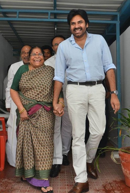 Pawan-Kalyan-Mother-Donates-Fund-For-Janasena-06