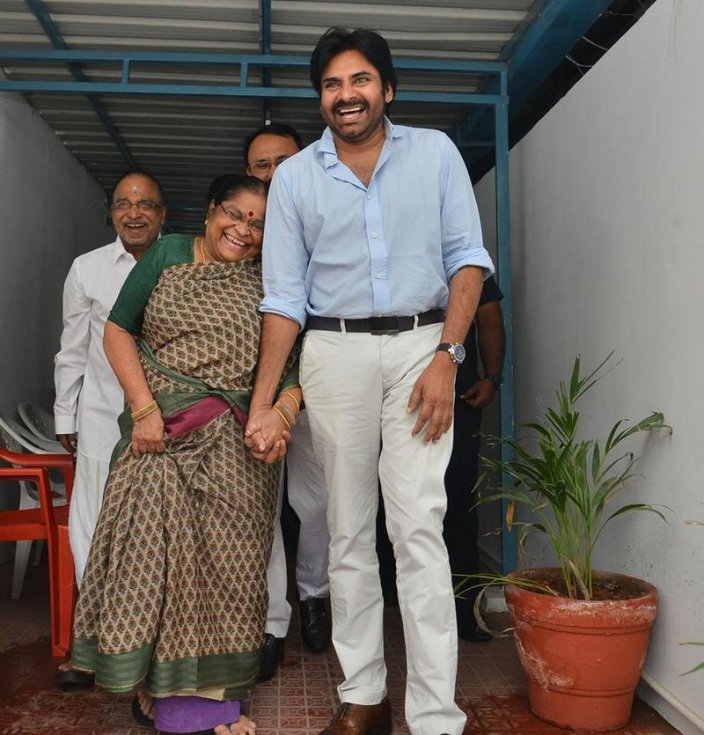 Pawan-Kalyan-Mother-Donates-Fund-For-Janasena-09