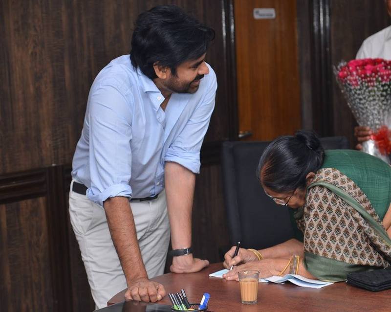 Pawan-Kalyan-Mother-Donates-Fund-For-Janasena-10
