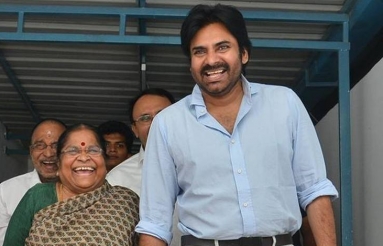 Pawan-Kalyan-Mother-Donates-Fund-For-Janasena-06