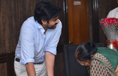 Pawan-Kalyan-Mother-Donates-Fund-For-Janasena-10