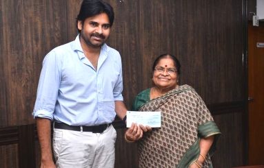 Pawan-Kalyan-Mother-Donates-Fund-For-Janasena-14