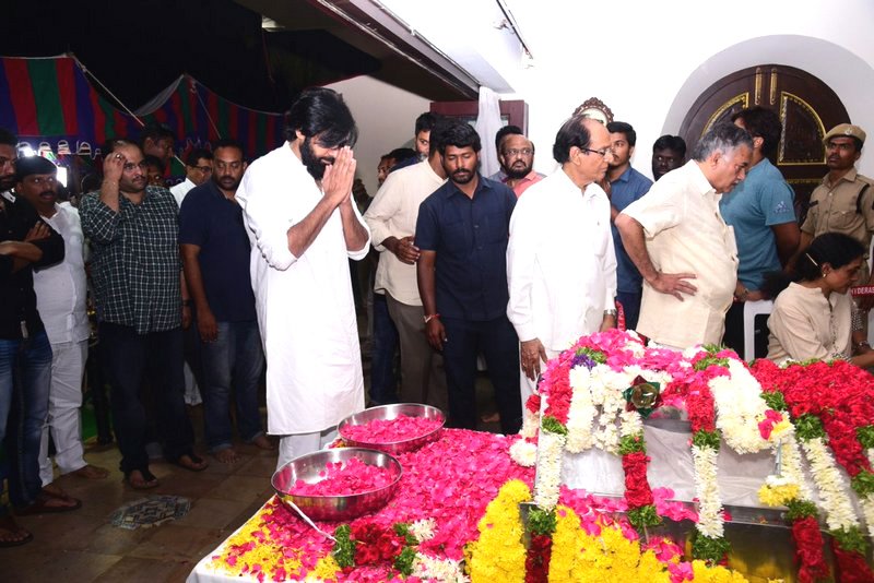 Pawan-Kalyan-Pay-Homage-To-Nandamuri-Harikrishna-04