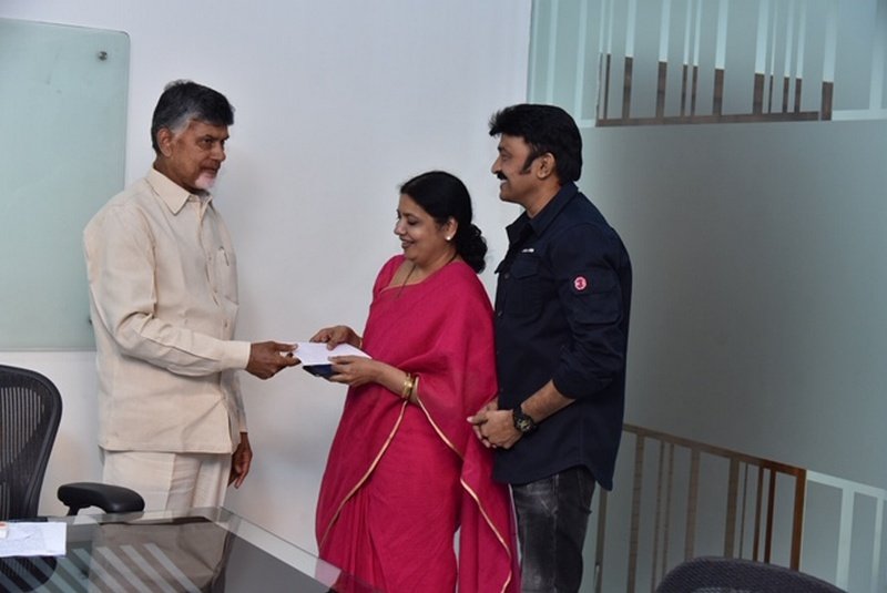 Rajasekhar-Jeevitha-Donates-Titli-Cyclone-Victims-02