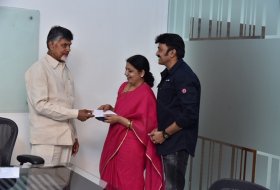 Rajasekhar-Jeevitha-Donates-Titli-Cyclone-Victims-02