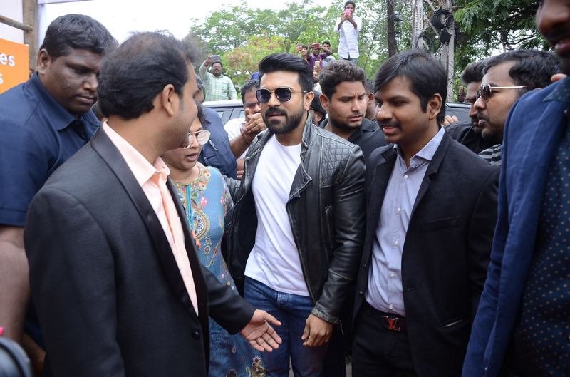 Ram-Charan-Launches-Happi-Mobiles-Store-03