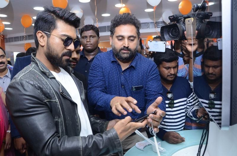 Ram-Charan-Launches-Happi-Mobiles-Store-08