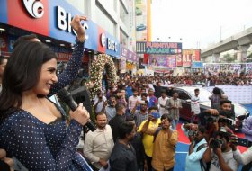 Samantha-Launches-OnePlus-Mobile-At-Big-C-11